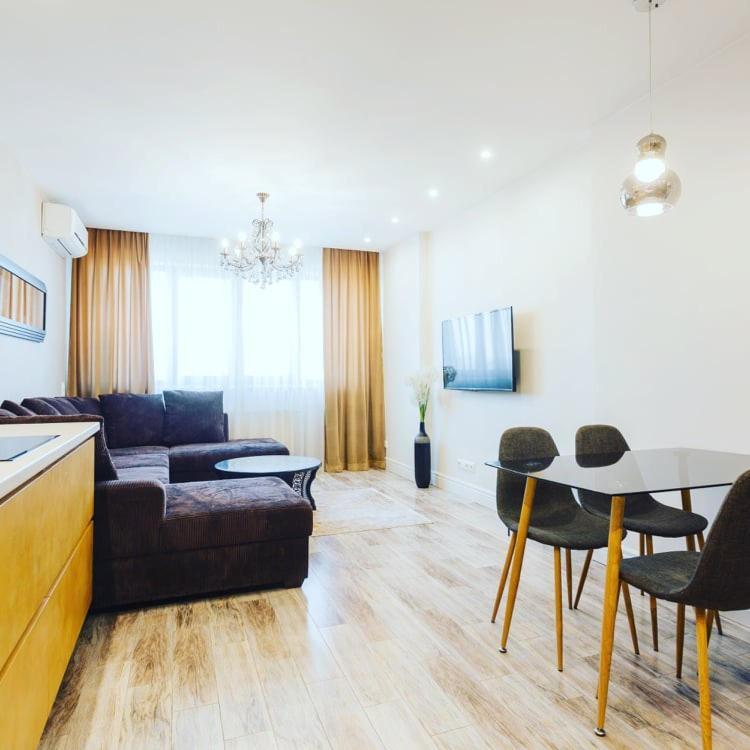 Vip 2 Rooms 75M2 Center Of Obolon Near River Side 基輔 外观 照片
